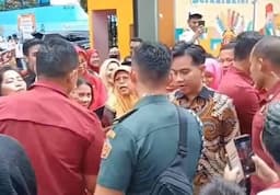 Gibran Temui Korban Banjir Kebon Pala Jaktim, Bantuan Paket Sembako Langsung Dikirim