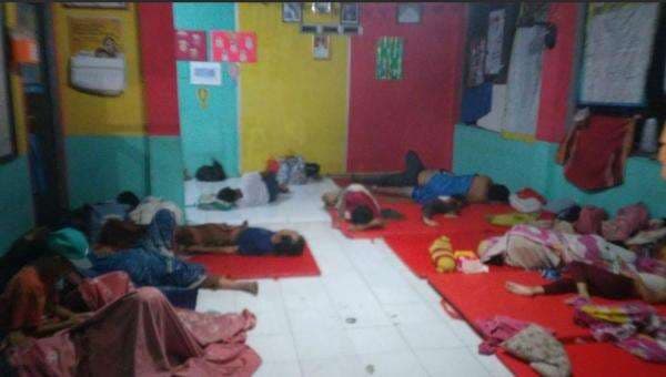 Rumahnya Banjir, Ribuan Warga di Karawang Jalankan Puasa di Pengungsian Rumahnya Banjir, Ribuan Warga di Karawang Jalankan Puasa di Pengungsian