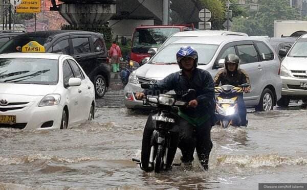 Jalan Depan JIS Jakut Terendam Banjir Rob