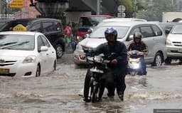 Jalan Depan JIS Jakut Terendam Banjir Rob