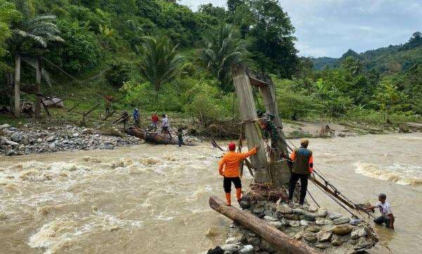 Banjir di Kolaka Utara, Puluhan Rumah Terendam dan 230 KK Terisolasi Banjir di Kolaka Utara, Puluhan Rumah Terendam dan 230 KK Terisolasi