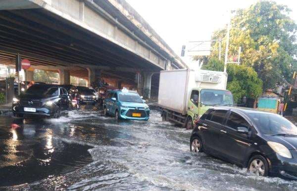 Banjir di Puri Kembangan Jakbar, Lalu Lintas Macet! Banjir di Puri Kembangan Jakbar, Lalu Lintas Macet!