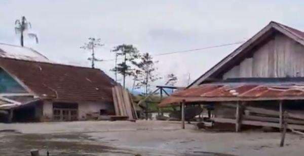 Banjar Bandang Tenggelamkan 4 Desa di Luwu Utara, Akses Jalan Terputus Banjar Bandang Tenggelamkan 4 Desa di Luwu Utara, Akses Jalan Terputus