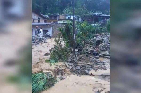 Banjir Bandang dan Longsor di Parapat, Sejumlah Arus Lalu Lintas Dialihkan Banjir Bandang dan Longsor di Parapat, Sejumlah Arus Lalu Lintas Dialihkan