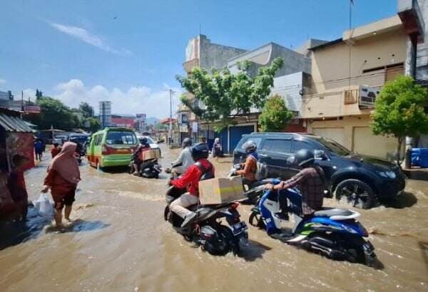 Banjir Terjang Jalan Raya Dayeuhkolot Bandung, Banyak Motor Mogok