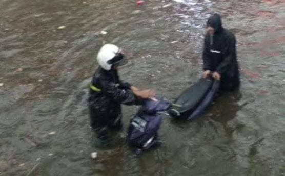 Banjir Rendam Sejumlah Ruas Jalan di Bandung, Lalin Arah Tol Pasteur Dialihkan