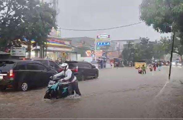 Air Sungai Cipeso Meluap, Ratusan Rumah di Kompleks GBI Bandung Terendam Banjir Air Sungai Cipeso Meluap, Ratusan Rumah di Kompleks GBI Bandung Terendam Banjir