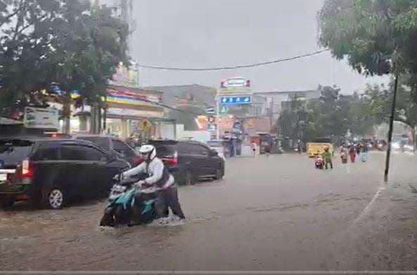 Tanggul Sungai Cisunggalah Bandung Jebol akibat Hujan Deras, Puluhan Rumah Terendam Banjir