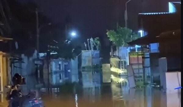 Kali Bekasi Meluap, Permukiman di Teluk Pucung Tergenang Banjir