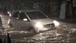 Banjir Kepung Kota Cimahi, Banyak Kendaraan Terjebak Arus Deras Air