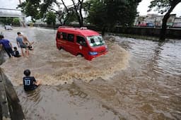 Update Banjir Jakarta: 34 RT dan 3 Ruas Jalan Terendam