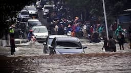 Banjir Genangi MOI Arah Arta Gading, Kendaraan Pribadi Tak Bisa Melintas