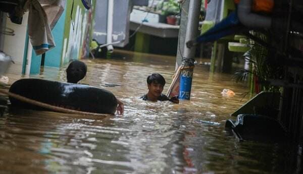 51 RT di Jakarta Banjir akibat Luapan Kali Ciliwung, Ketinggian Capai 2,6 Meter