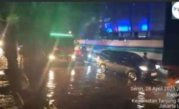 Banjir Rob Kembali Terjang Pesisir Utara Jakarta Malam Ini Banjir Rob Kembali Terjang Pesisir Utara Jakarta Malam Ini