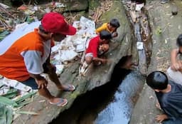 Bau Amis dan Wangi Pada Sungai Berwarna Merah Menyerupai Darah di Malang