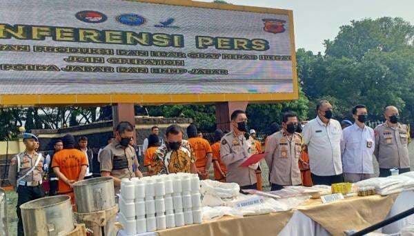 Polisi Gerebek 2 Pabrik Obat Keras di Tasikmalaya dan Sumedang, Tangkap 9 Orang dan Sita Jutaan Pil