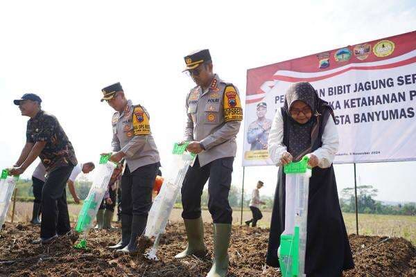 Dukung Program Ketahanan Pangan, Polresta Banyumas Tanam Jagung dan Tebar benih Ikan