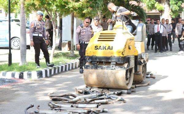 Jelang Nataru, Polres Sumba Timur Musnahkan Puluhan Knalpot Brong Hasil Operasi