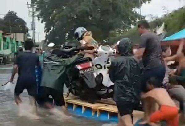 Jalan Protokol di Makassar Terendam Banjir, Warga Gunakan Rakit untuk Evakuasi Kendaraan