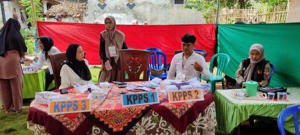 Menarik, TPS Pilkada 2024 di Kota Probolinggo ini kenakan Busana Seragam SD