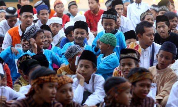 Ribuan Anak Yatim Rasakan Hangatnya Hari Santri Bersama Alfira dan MWC NU Sawahan