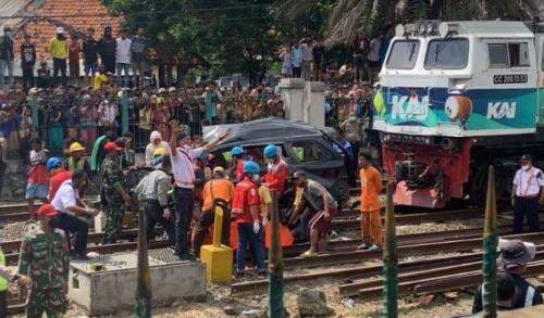 Bila Mobil Tiba-Tiba Mogok di Rel Kereta, Jangan Panik Lakukan Hal Ini