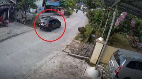 Mobil Tabrak Lari Dikejar Polisi di Samarinda Terekam CCTV, Ternyata Bawa Narkoba Mobil Tabrak Lari Dikejar Polisi di Samarinda Terekam CCTV, Ternyata Bawa Narkoba