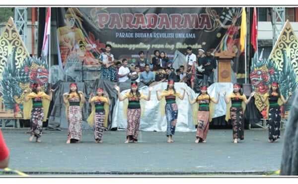 PERMASTIKA Kanjuruhan Tampil Memukau dengan Tarian Kandingang di PARADARMA 2024 PERMASTIKA Kanjuruhan Tampil Memukau dengan Tarian Kandingang di PARADARMA 2024