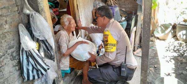 Polisi Dermawan! Aiptu Galuh Bagikan Sembako Tiap Hari dari Gaji Pribadi