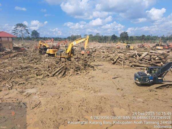 Kemenhut Terus Percepat Pembersihan Kayu Limbah Pascabencana Sumatera Kemenhut Terus Percepat Pembersihan Kayu Limbah Pascabencana Sumatera