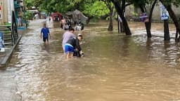Belasan Motor Mogok Usai Nekat Terobos Banjir di Bintara Bekasi