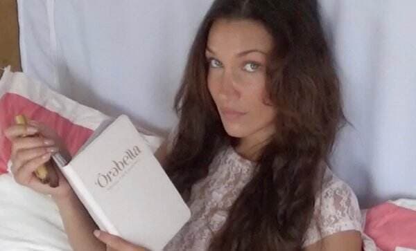 Potret Cantik Bella Hadid di Atas Ranjang, Nikmati Me Time dengan Membaca Buku