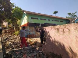 Benteng Sekolah di Bandung Barat Ambruk Akibat Gempa M 5,3 di Sukabumi