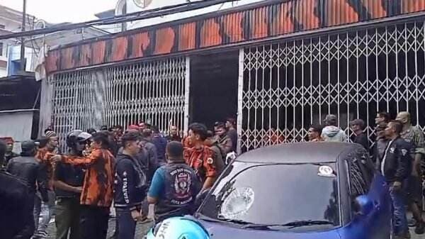 Bentrokan 2 Ormas di Bandung Pecah, 2 Orang Dilarikan ke RS dan Sejumlah Kendaraan Rusak