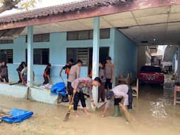 Personel Polres Grobogan dan BPBD Bantu Bersihkan Lumpur Sisa Banjir di Dua Sekolah