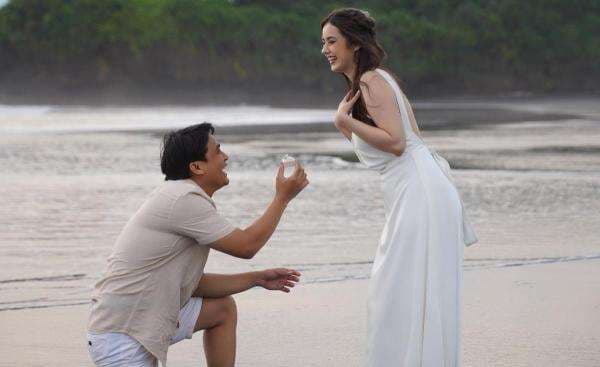 Vika Kolesnaya Kenakan Gaun Rancangan Ivan Gunawan di Hari Pernikahan Vika Kolesnaya Kenakan Gaun Rancangan Ivan Gunawan di Hari Pernikahan