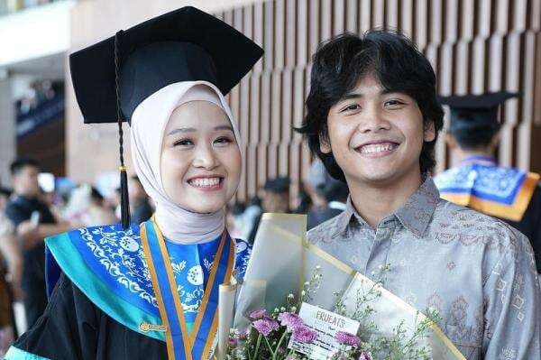 Sempat Menunda, Bintang Emon Umumkan Kehamilan Pertama Sang Istri Sempat Menunda, Bintang Emon Umumkan Kehamilan Pertama Sang Istri