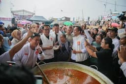 Bobon Santoso Semarakkan Kampanye Ridwan Kamil-Suswono di Kalibaru dengan Gulai 300 Kg