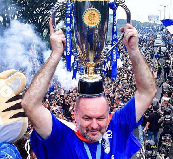 Persib Bandung vs PSM Makassar, Bojan Hodak Pilih Ngopi di Tribun Penonton Persib Bandung vs PSM Makassar, Bojan Hodak Pilih Ngopi di Tribun Penonton