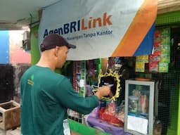 AgenBRILink Ini Sukses Dekatkan Layanan Perbankan bagi Masyarakat di Tengah Kebun Kelapa Sawit