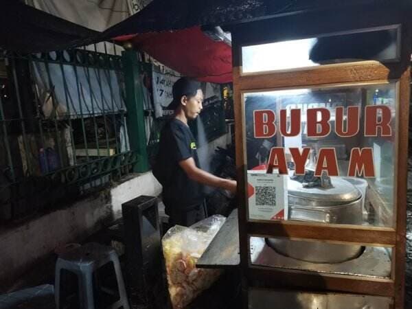 Era Digital, Tukang Bubur Ayam di Gondangdia Kini Gunakan QRIS BRI untuk Mudahkan Transaksi Era Digital, Tukang Bubur Ayam di Gondangdia Kini Gunakan QRIS BRI untuk Mudahkan Transaksi
