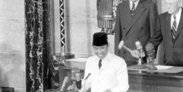 SPECIAL REPORT HUT RI: 10 Quote Presiden Soekarno yang Membakar Semangat Pemuda Indonesia