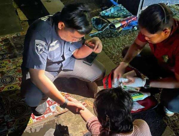 Duduk di Pinggir Jalan, Wanita Bogor Nyaris Tabrakkan Diri dan Sayat Tangannya Duduk di Pinggir Jalan, Wanita Bogor Nyaris Tabrakkan Diri dan Sayat Tangannya