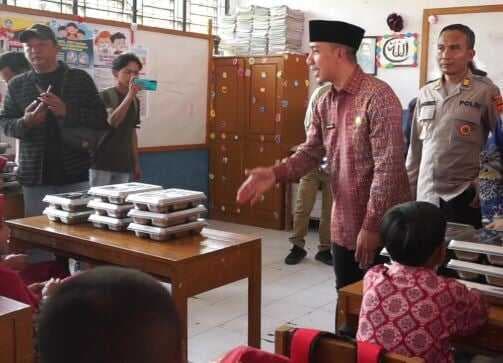 Bupati Lebak Tegur Dindik Buntut Orang Tua Murid Ganti Meja dan Kursi ke Sekolah Bupati Lebak Tegur Dindik Buntut Orang Tua Murid Ganti Meja dan Kursi ke Sekolah