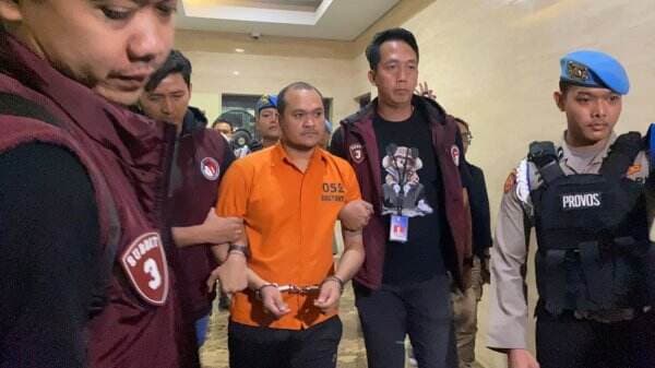 Buron Nomor 1 Thailand Gunakan Baju Tahanan dan Diborgol Sebelum Dideportasi   