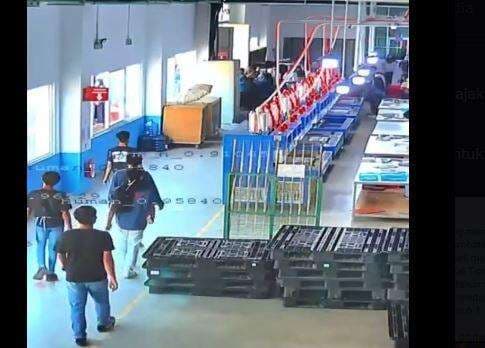 Viral Detik-Detik Buruh PT Yihong Sweeping Pekerja untuk Demo Sebelum Kena PHK Massal Viral Detik-Detik Buruh PT Yihong Sweeping Pekerja untuk Demo Sebelum Kena PHK Massal