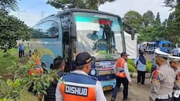 Petugas Cek Kelaikan Puluhan Bus di Rest Area Tol Jagorawi, Sopir Dites Urine