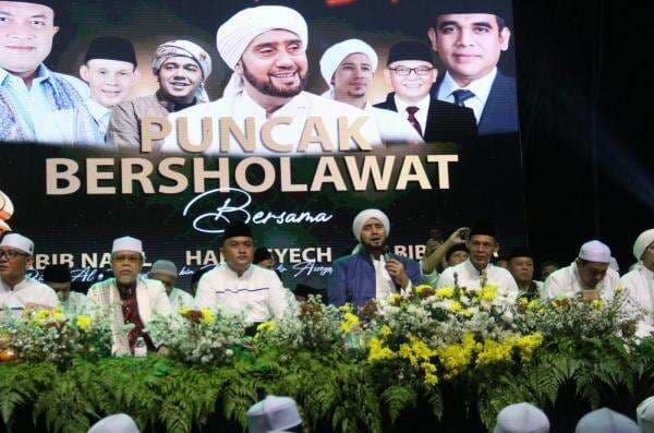 Puncak Bersholawat Bareng Habib Syech, Paslon Rudy-Ade Didoakan jadi Bupati dan Wakil Bupati Bogor