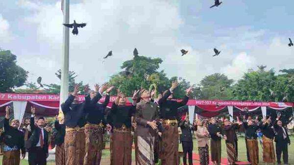 Hadiri HUT Karanganyar ke 107, Mangkunegara X Ikut Lepaskan Burung Derkuku Bareng PJ Bupati