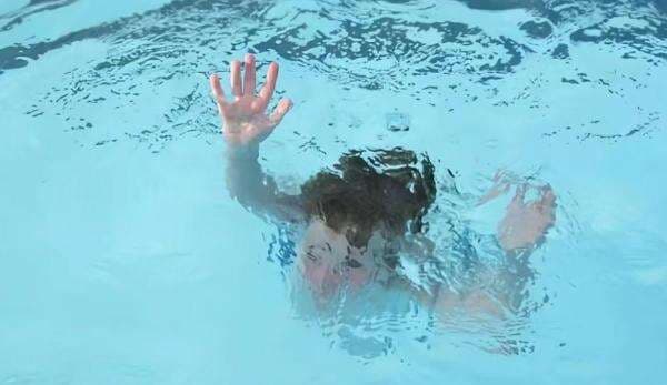 Bocah Ini Hilang Sejak Kemarin, Kabarnya Tenggelam di Sungai Tamalulung Bocah Ini Hilang Sejak Kemarin, Kabarnya Tenggelam di Sungai Tamalulung